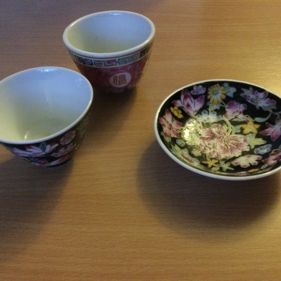 Vintage Chinese porcelain small plate & sake cups lot of 3 black floral Mun Shou - Picture 6 of 6